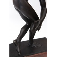  Dyskobol, antyczna rzeźba z brązu. podstawa z czarnego marmuru